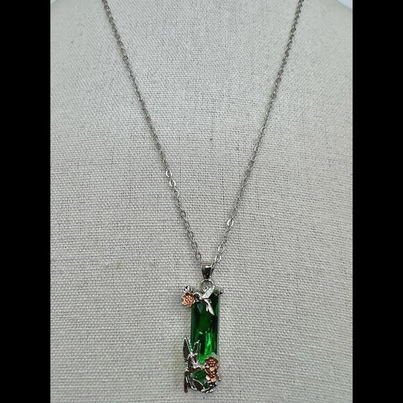 Elegant Green Crystal Hummingbird Necklace - Picture 10 of 12